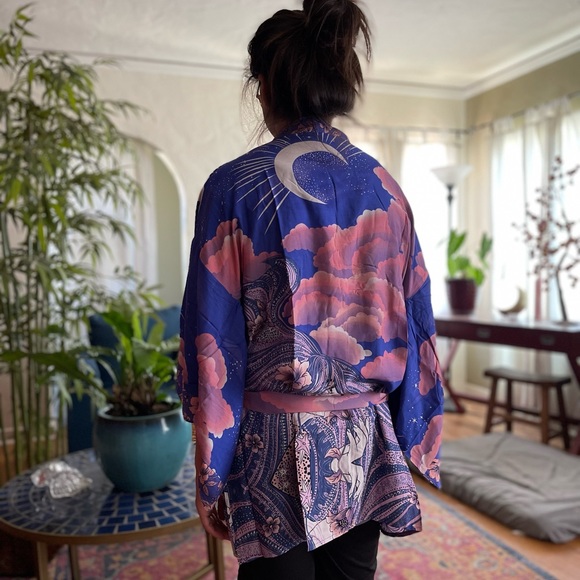 Gorgeous crescent moon kimono top - Picture 9 of 9